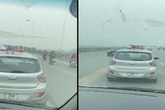 Tài xế taxi nghênh ngang cản đường xe cấp cứu trên cầu Vĩnh Tuy Tài xế taxi nghênh ngang cản đường xe cấp cứu trên cầu Vĩnh Tuy