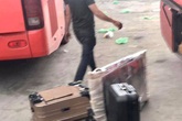 Người dân về quê nghỉ Tết bị nhồi nhét, sang xe giữa đường bức xúc đòi tẩy chay nhà xe Người dân về quê nghỉ Tết bị nhồi nhét, sang xe giữa đường bức xúc đòi tẩy chay nhà xe