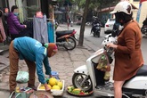 Vụ người phụ nữ mang thai phi xe cán nát mẹt hoa quả của người bán hàng rong: Nhân viên cửa hàng quần áo lên tiếng Vụ người phụ nữ mang thai phi xe cán nát mẹt hoa quả của người bán hàng rong: Nhân viên cửa hàng quần áo lên tiếng