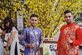 Khách nước ngoài mặc áo dài đi chơi Tết Khách nước ngoài mặc áo dài đi chơi Tết