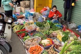 Chợ mùng 5 Tết, rau quả tăng giá gấp 4, rau muống 40 ngàn/mớ Chợ mùng 5 Tết, rau quả tăng giá gấp 4, rau muống 40 ngàn/mớ
