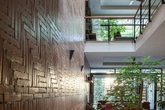 Ngôi nhà trong hẻm nhỏ Hà Nội trở nên nổi bật nhờ những bức tường làm bằng gốm sứ Bát Tràng Ngôi nhà trong hẻm nhỏ Hà Nội trở nên nổi bật nhờ những bức tường làm bằng gốm sứ Bát Tràng