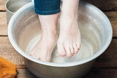 Cứ tưởng nước súc miệng chỉ có mỗi công dụng trị hôi miệng, không ngờ nó còn có 3 lợi ích thần kỳ cho bàn chân mà ít người biết đến Cứ tưởng nước súc miệng chỉ có mỗi công dụng trị hôi miệng, không ngờ nó còn có 3 lợi ích thần kỳ cho bàn chân mà ít người biết đến