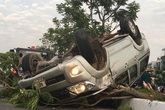 Ô tô bán tải lật ngửa trên đại lộ, 5 người nhập viện Ô tô bán tải lật ngửa trên đại lộ, 5 người nhập viện