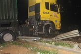 Xe container chắn ngang đường sắt, hàng loạt tàu mắc kẹt ở ga Nghệ An Xe container chắn ngang đường sắt, hàng loạt tàu mắc kẹt ở ga Nghệ An