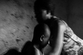 Lo sợ tội phạm tình dục, các bà mẹ Cameroon ủi phẳng ngực con gái Lo sợ tội phạm tình dục, các bà mẹ Cameroon ủi phẳng ngực con gái