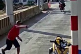 Người đàn ông mặc áo đỏ "đại náo" trạm thu phí BOT Ninh Xuân, 1 bảo vệ nhập viện Người đàn ông mặc áo đỏ "đại náo" trạm thu phí BOT Ninh Xuân, 1 bảo vệ nhập viện