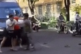 Va chạm giao thông, tài xế ô tô và 2 thanh niên đi xe máy lao xuống đường đánh nhau Va chạm giao thông, tài xế ô tô và 2 thanh niên đi xe máy lao xuống đường đánh nhau