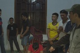 Hai cháu nhỏ bồng bế nhau tới sòng bạc tìm… cha mẹ! Hai cháu nhỏ bồng bế nhau tới sòng bạc tìm… cha mẹ!