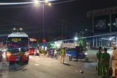 Bố mẹ chở đi chơi, bé trai 5 tuổi bị xe khách cán chết Bố mẹ chở đi chơi, bé trai 5 tuổi bị xe khách cán chết