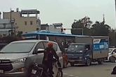 Dừng xe máy bấm điện thoại giữa đường, cô gái "đỏ mặt" trước hành động của tài xế ô tô Dừng xe máy bấm điện thoại giữa đường, cô gái "đỏ mặt" trước hành động của tài xế ô tô