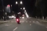 Lái xe qua đường giữa đêm khuya, người đàn ông bị xe máy tông tử vong Lái xe qua đường giữa đêm khuya, người đàn ông bị xe máy tông tử vong
