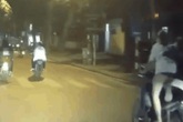 Chở nhau trên xe máy không đội mũ bảo hiểm, màn đổi xế của 2 cô gái trẻ khiến tài xế đi sau phải bấm còi cảnh bảo liên tục Chở nhau trên xe máy không đội mũ bảo hiểm, màn đổi xế của 2 cô gái trẻ khiến tài xế đi sau phải bấm còi cảnh bảo liên tục