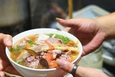 Khiển trách Chủ tịch xã mang phở cho phụ nữ vắng chồng Khiển trách Chủ tịch xã mang phở cho phụ nữ vắng chồng