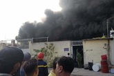 Cháy lớn nhà xưởng, khói đen kín đặc ngoại ô Sài Gòn Cháy lớn nhà xưởng, khói đen kín đặc ngoại ô Sài Gòn