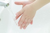 Nguy cơ ngộ độc khi nuốt phải gel rửa tay khô Nguy cơ ngộ độc khi nuốt phải gel rửa tay khô