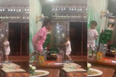 Lại câu chuyện "trẻ con có biết gì đâu": Nhìn hành động của 2 bé gái này ai cũng phải lắc đầu ngao ngán Lại câu chuyện "trẻ con có biết gì đâu": Nhìn hành động của 2 bé gái này ai cũng phải lắc đầu ngao ngán