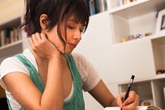 Bỗng nhiên mẹ chồng gọi điện giục vợ chồng tôi về quê gấp, về đến nơi thì bà dúi cho tôi một chiếc phong bì cũ chứa 30 triệu Bỗng nhiên mẹ chồng gọi điện giục vợ chồng tôi về quê gấp, về đến nơi thì bà dúi cho tôi một chiếc phong bì cũ chứa 30 triệu