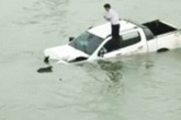 Hình ảnh tài xế trèo lên nóc xe ô tô trôi lềnh bềnh giữa sông khiến nhiều người hoang mang Hình ảnh tài xế trèo lên nóc xe ô tô trôi lềnh bềnh giữa sông khiến nhiều người hoang mang