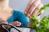 Có nên cho trẻ nhỏ ăn muối? Có nên cho trẻ nhỏ ăn muối?