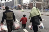 Phát hiện gia đình 4 người bí mật sống trong khu chợ nghi là nơi khởi nguồn COVID-19 ở Vũ Hán suốt 43 ngày và điều kỳ diệu là không ai nhiễm bệnh Phát hiện gia đình 4 người bí mật sống trong khu chợ nghi là nơi khởi nguồn COVID-19 ở Vũ Hán suốt 43 ngày và điều kỳ diệu là không ai nhiễm bệnh