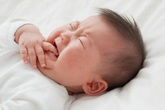 Trẻ hay giật mình khi ngủ có phải là bệnh? Trẻ hay giật mình khi ngủ có phải là bệnh?