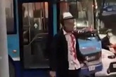 Thanh niên áo dính máu, cầm dao phân trần với CSGT Thanh niên áo dính máu, cầm dao phân trần với CSGT