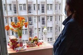 Chồng qua đời khi vợ đang phải cách ly, bàn thờ vọng lập lên trong ban công KTX khiến nhiều người thương cảm Chồng qua đời khi vợ đang phải cách ly, bàn thờ vọng lập lên trong ban công KTX khiến nhiều người thương cảm