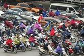 Sáng đầu tuần, người Hà Nội túa ra đường đông bất chấp mưa, rét và lệnh cách ly xã hội Sáng đầu tuần, người Hà Nội túa ra đường đông bất chấp mưa, rét và lệnh cách ly xã hội