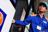 Chủ cây xăng: ‘Xăng mà giảm nữa, tôi lỗ nặng’ Chủ cây xăng: ‘Xăng mà giảm nữa, tôi lỗ nặng’