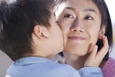 Con trai hồn nhiên hỏi: "Lớn lên con lấy mẹ được không?", mẹ ngớ người rồi đáp 1 câu khiến ai nghe xong cũng thán phục Con trai hồn nhiên hỏi: "Lớn lên con lấy mẹ được không?", mẹ ngớ người rồi đáp 1 câu khiến ai nghe xong cũng thán phục