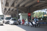 Muôn kiểu tránh nắng của người dân Hà Nội trong những ngày nóng đỉnh điểm Muôn kiểu tránh nắng của người dân Hà Nội trong những ngày nóng đỉnh điểm
