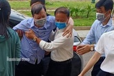 Người nhà dìu cựu trưởng Công an TP Thanh Hóa tới tòa Người nhà dìu cựu trưởng Công an TP Thanh Hóa tới tòa