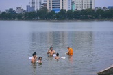 Hà Nội: Bất chấp nguy hiểm, người dân đổ ra hồ Tây, sông Hồng "giải nhiệt” Hà Nội: Bất chấp nguy hiểm, người dân đổ ra hồ Tây, sông Hồng "giải nhiệt”