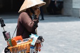1 ngày trước khi tạm hạ nhiệt, Hà Nội nắng nóng như "chảo lửa", người dân chật vật mưu sinh dưới nhiệt độ gay gắt 1 ngày trước khi tạm hạ nhiệt, Hà Nội nắng nóng như "chảo lửa", người dân chật vật mưu sinh dưới nhiệt độ gay gắt