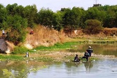 Về giỗ bố, quặn lòng khi thấy mẹ chết dưới hồ nước Về giỗ bố, quặn lòng khi thấy mẹ chết dưới hồ nước
