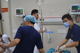 Phú Thọ: Bé trai 8 tuổi bị tôn cứa vào cổ, chảy nhiều máu Phú Thọ: Bé trai 8 tuổi bị tôn cứa vào cổ, chảy nhiều máu