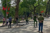 Cụ bà bị thiếu niên đi xe đạp tông nguy kịch trên phố đi bộ Hồ Gươm Cụ bà bị thiếu niên đi xe đạp tông nguy kịch trên phố đi bộ Hồ Gươm