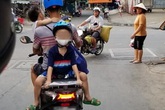 Bố chở con đi chơi bằng xe máy, nhưng vị trí ngồi của 2 đứa nhỏ khiến cả khu phố bất an Bố chở con đi chơi bằng xe máy, nhưng vị trí ngồi của 2 đứa nhỏ khiến cả khu phố bất an