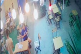 Đang chọn món tại cửa hàng, cô gái thất kinh khi thấy chiếc xe máy phi như bay từ ngoài đường lao tới Đang chọn món tại cửa hàng, cô gái thất kinh khi thấy chiếc xe máy phi như bay từ ngoài đường lao tới