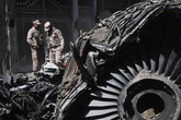 Phát hiện túi tiền lớn trong máy bay rơi làm 97 người chết ở Pakistan Phát hiện túi tiền lớn trong máy bay rơi làm 97 người chết ở Pakistan