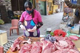 Thứ 6 (29/5): Thịt lợn bán ở chợ dân sinh đánh dấu mức kỷ lục 200.000 đồng/kg, người tiêu dùng "cắn răng" móc ví Thứ 6 (29/5): Thịt lợn bán ở chợ dân sinh đánh dấu mức kỷ lục 200.000 đồng/kg, người tiêu dùng "cắn răng" móc ví