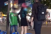 Bắt gặp người yêu đi với trai lạ, nam thanh niên đã có pha hành xử "cực gắt" ngay giữa phố để "dằn mặt" Bắt gặp người yêu đi với trai lạ, nam thanh niên đã có pha hành xử "cực gắt" ngay giữa phố để "dằn mặt"