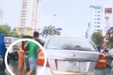 Phẫn nộ clip thanh niên dừng xế hộp giữa đường lấy chùm vải của cô bán hàng rong vừa gặp tai nạn Phẫn nộ clip thanh niên dừng xế hộp giữa đường lấy chùm vải của cô bán hàng rong vừa gặp tai nạn