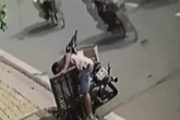 Giữa cái nắng nóng gay gắt, người đàn ông dừng xe bên nắp cống để làm hành động khó hiểu khiến nhiều người phải lắc đầu ngao ngán Giữa cái nắng nóng gay gắt, người đàn ông dừng xe bên nắp cống để làm hành động khó hiểu khiến nhiều người phải lắc đầu ngao ngán