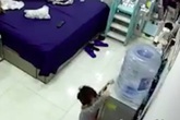 Khoảnh khắc cả bình nước đổ ập vào đầu bé trai, nhưng đáng chú ý nhất là phản ứng của người mẹ Khoảnh khắc cả bình nước đổ ập vào đầu bé trai, nhưng đáng chú ý nhất là phản ứng của người mẹ