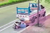 Cô gái trẻ đi xe máy tông cực mạnh vào đuôi xe tải đỗ bên đường, phản ứng sau đó khiến ai nấy hãi hùng Cô gái trẻ đi xe máy tông cực mạnh vào đuôi xe tải đỗ bên đường, phản ứng sau đó khiến ai nấy hãi hùng