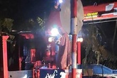 Mưa lớn cuốn 2 xe ô tô trôi xuống suối Mưa lớn cuốn 2 xe ô tô trôi xuống suối