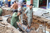 “Hố tử thần” xuất hiện trước cửa nhà dân sau trận mưa lớn “Hố tử thần” xuất hiện trước cửa nhà dân sau trận mưa lớn