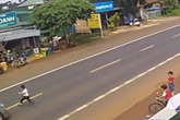 Bé trai lao qua đường bị ô tô húc văng vào lề Bé trai lao qua đường bị ô tô húc văng vào lề